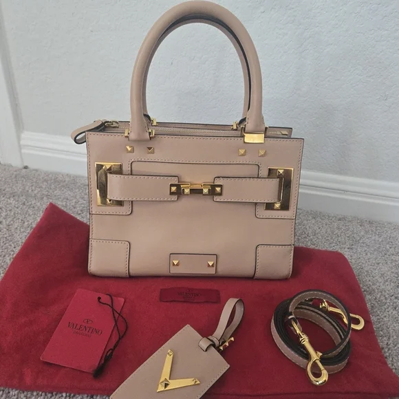 Valentino Garavani Leather Handbag with Gold Accents - Picture 3 of 17